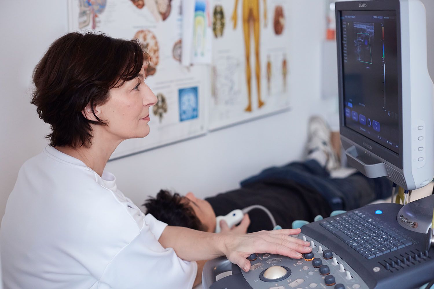 Dr. Andrea Buzath-Fiedler bei der Untersuchung eines Patienten