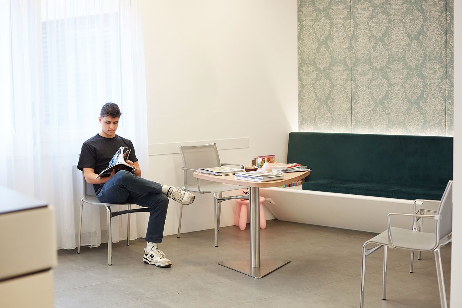 Empfangsbereich der Ordination Dr. Andrea Buzath-Fiedler, eine Assistentin begrüsst eine Patientin